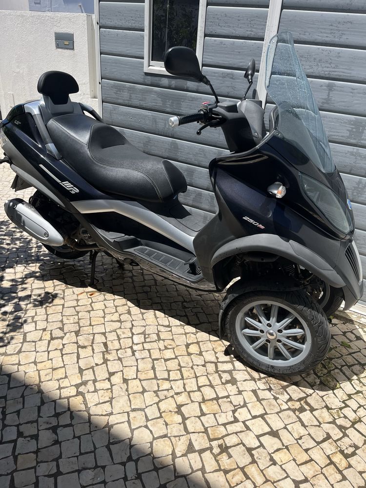 Mota Piaggio MP3 carta carro