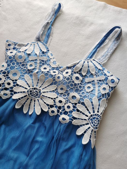 Długa maxi sukienka z koronkowym kwiatami