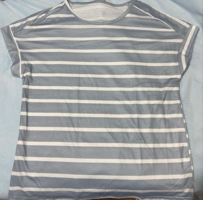 T-shirt azul e branca