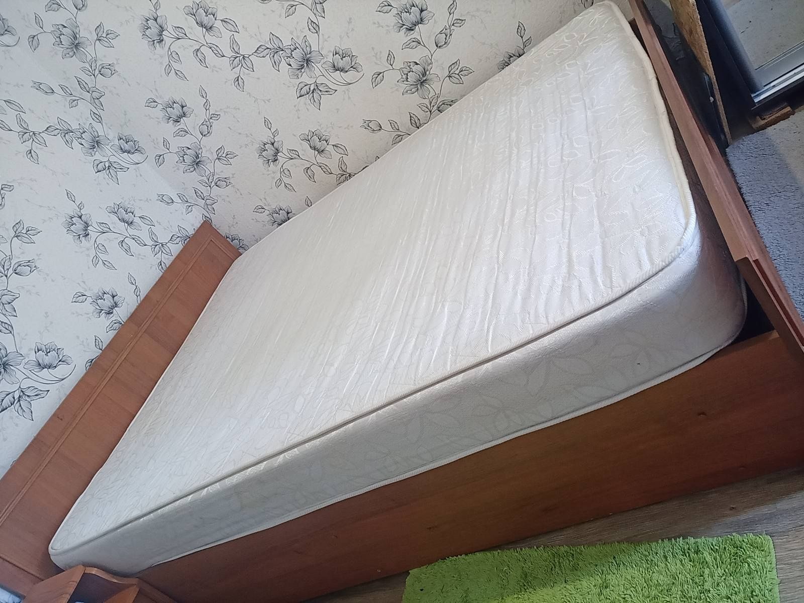 Кровать с ламелями і матрасом