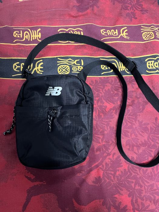 Сумка через плечо New Balance Essentials Sling Bag