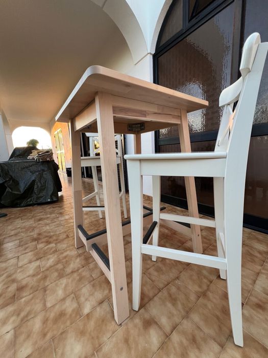 Mesa alta + duas cadeiras altas com encosto IKEA