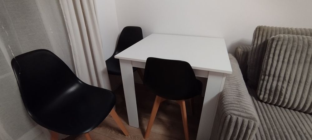 Stół do salonu z krzesłami