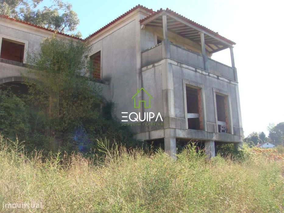 Terreno para construção (com moradia  T-5, construída em grosso), e