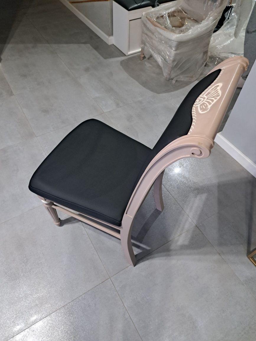 Krzesła      dębowe