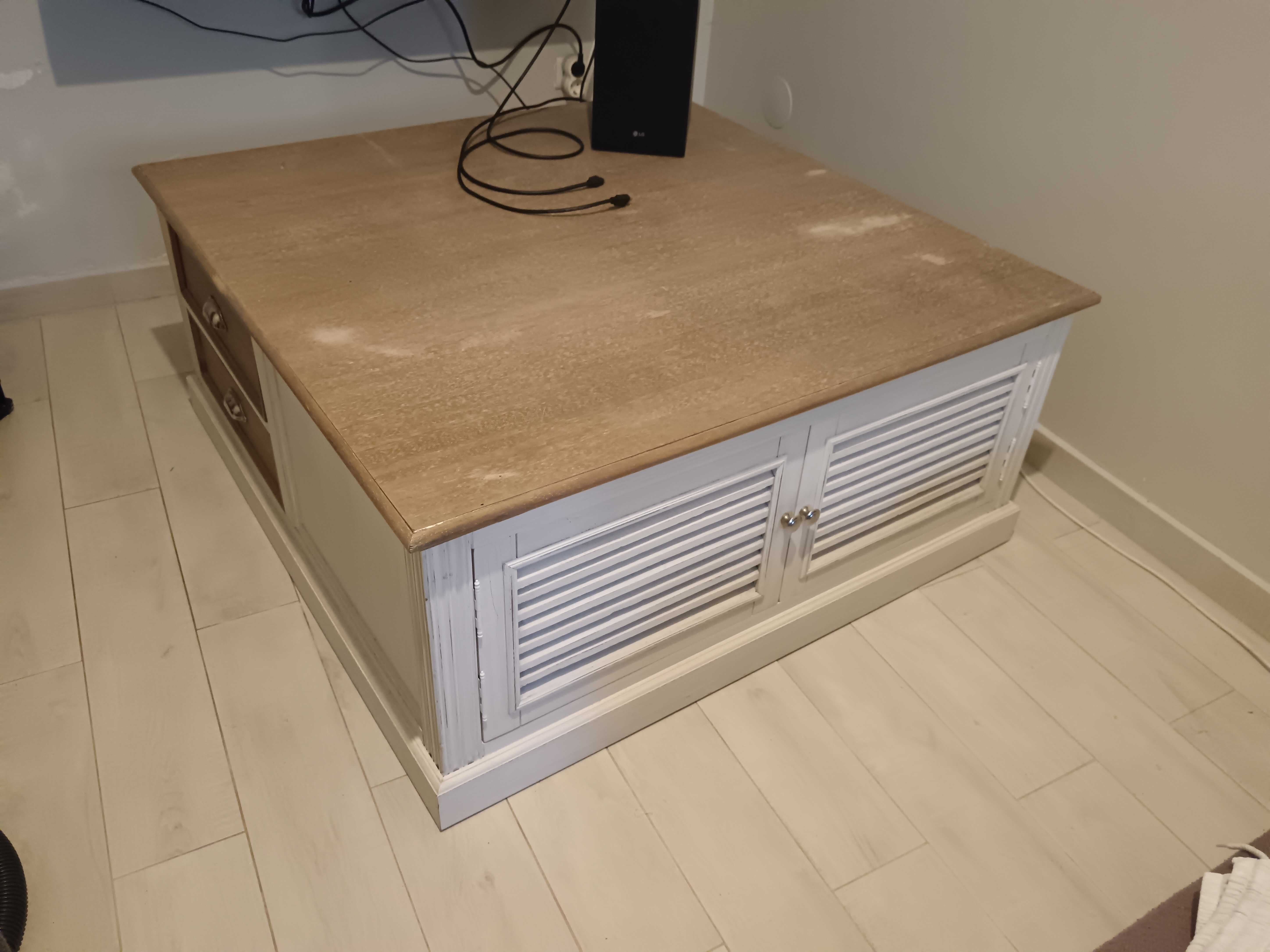 Vendo Mesa de Centro em Madeira com Gavetas e Portas