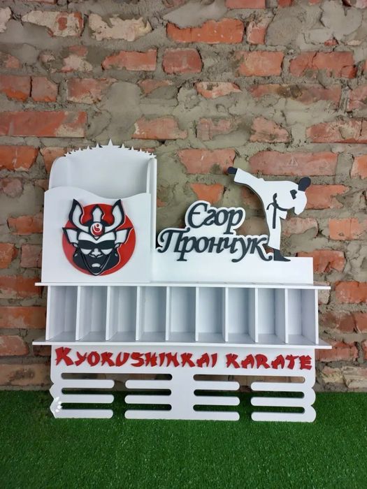 Медальница, футбол, карате