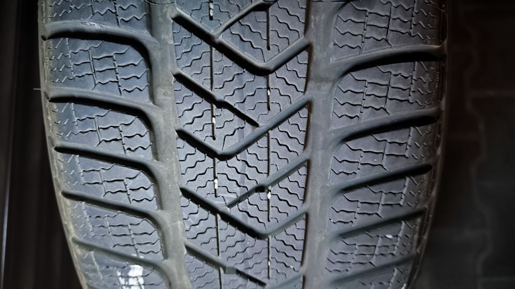 Opony zimowe PIRELLI SOTTOZERO 3 225/45/R18 95H 4 szt. 2022r.
