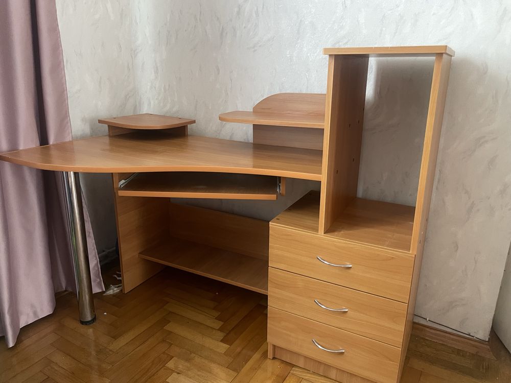 Компʼютерний стіл
