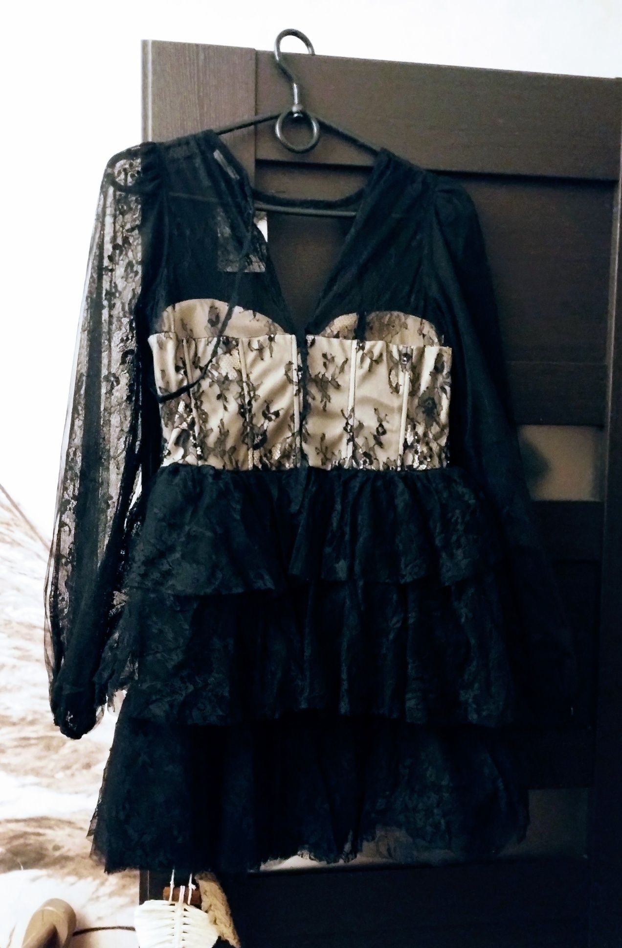 Sukienka koronkowa z gorsetem Mohito