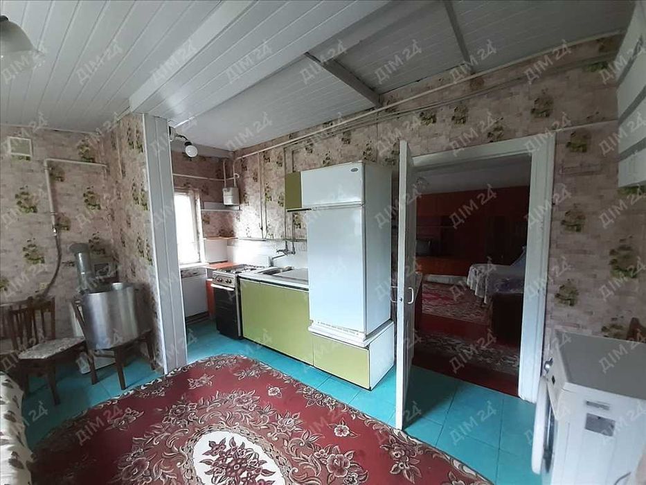 Будинок на два входи. Заходь та живи!