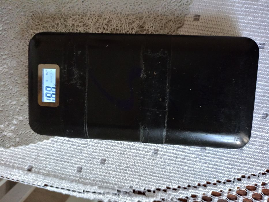 Zestaw smartfonów, iPhone, Motorola, Powerbank, etui i słuchawki