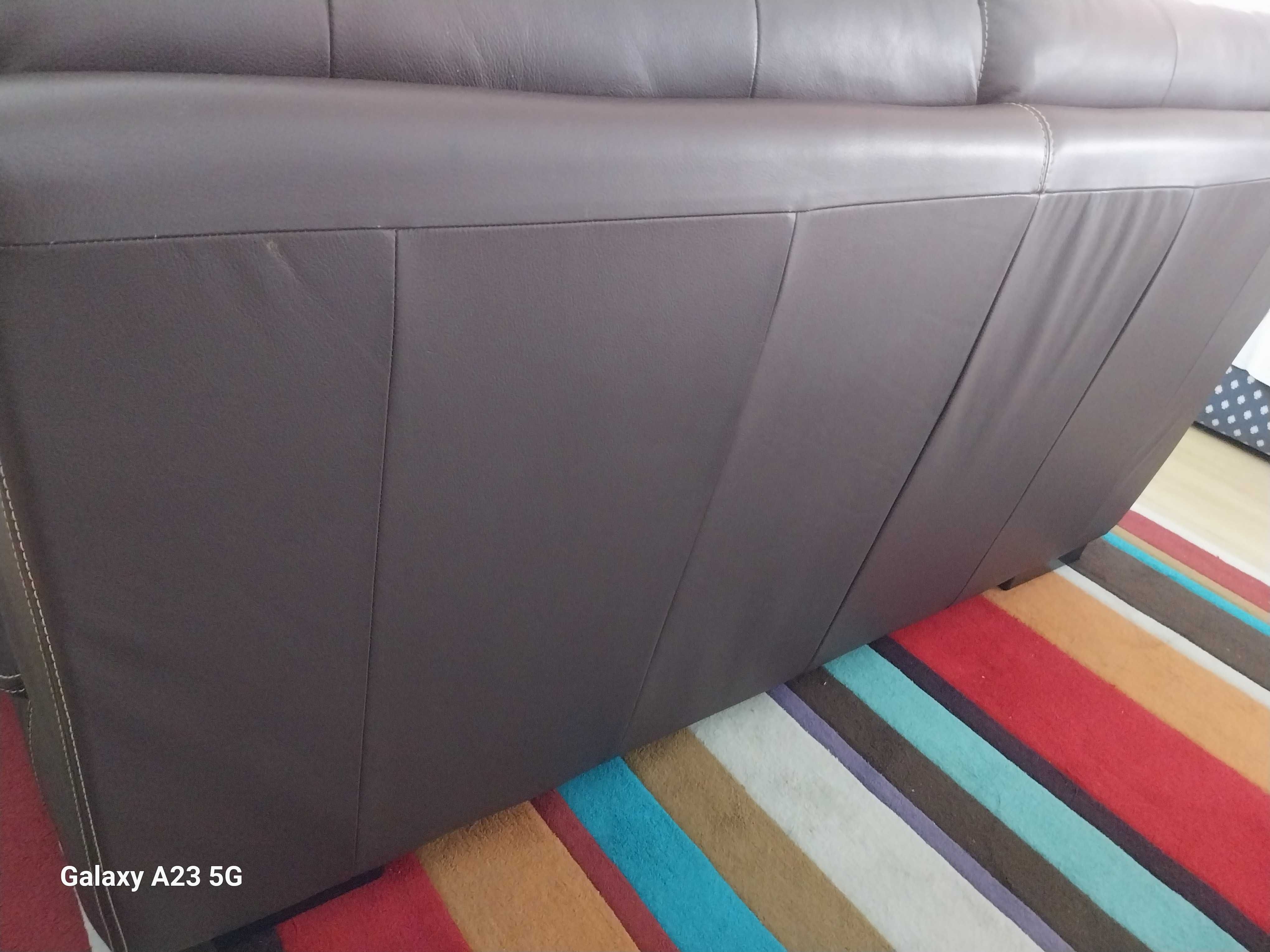 Vendo sofá de 2 lugares em pele