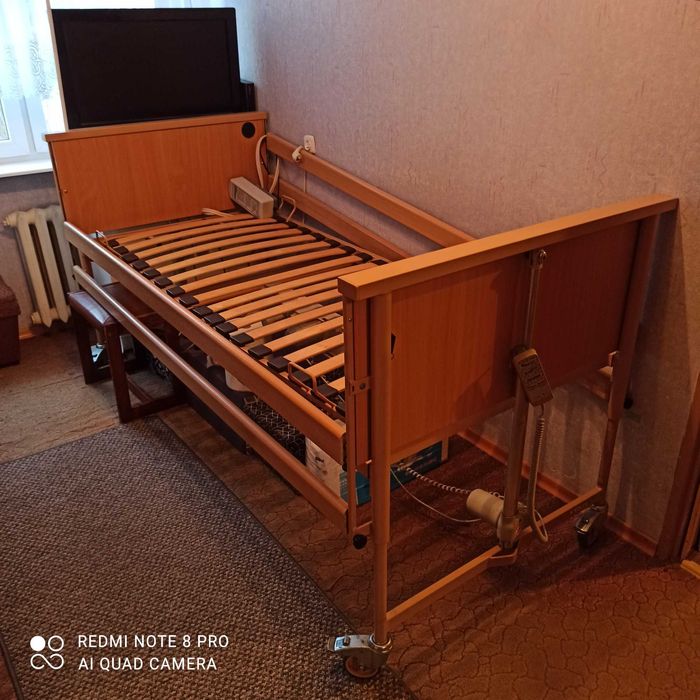 Łóżko rehabilitacyjne elektryczne - pilot, materac, składane.