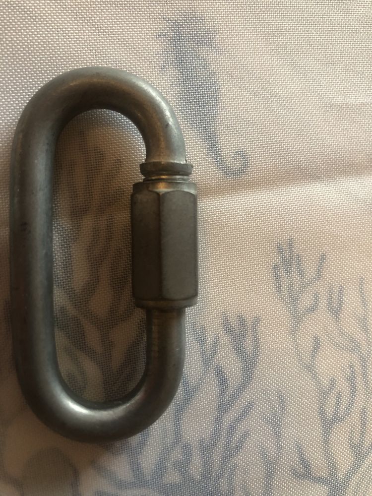 Plaquetes em inox para equipar vias de escalada desportiva