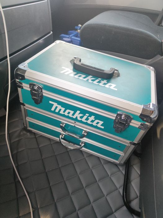 Skrzynka narzędziowa z osprzętem Makita