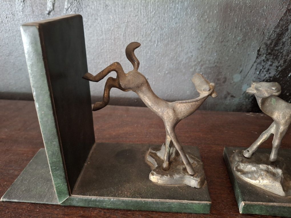 Serra livros esculturas