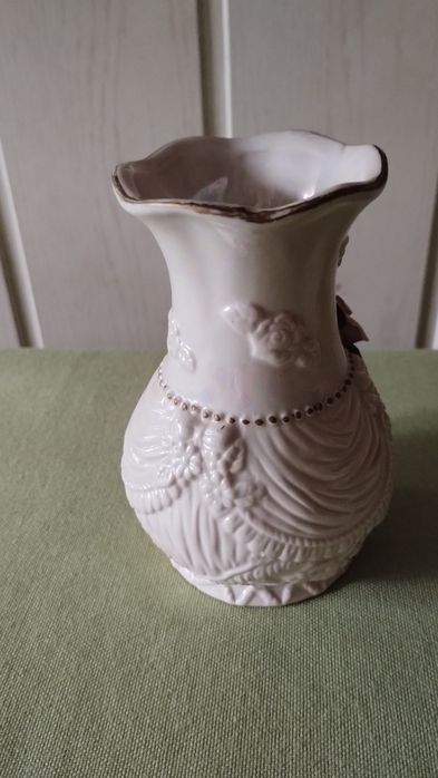 Wazonik porcelanowy ozdobny.