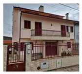 Moradia T5 bem localizada com acessos otimos e boa envolvência.