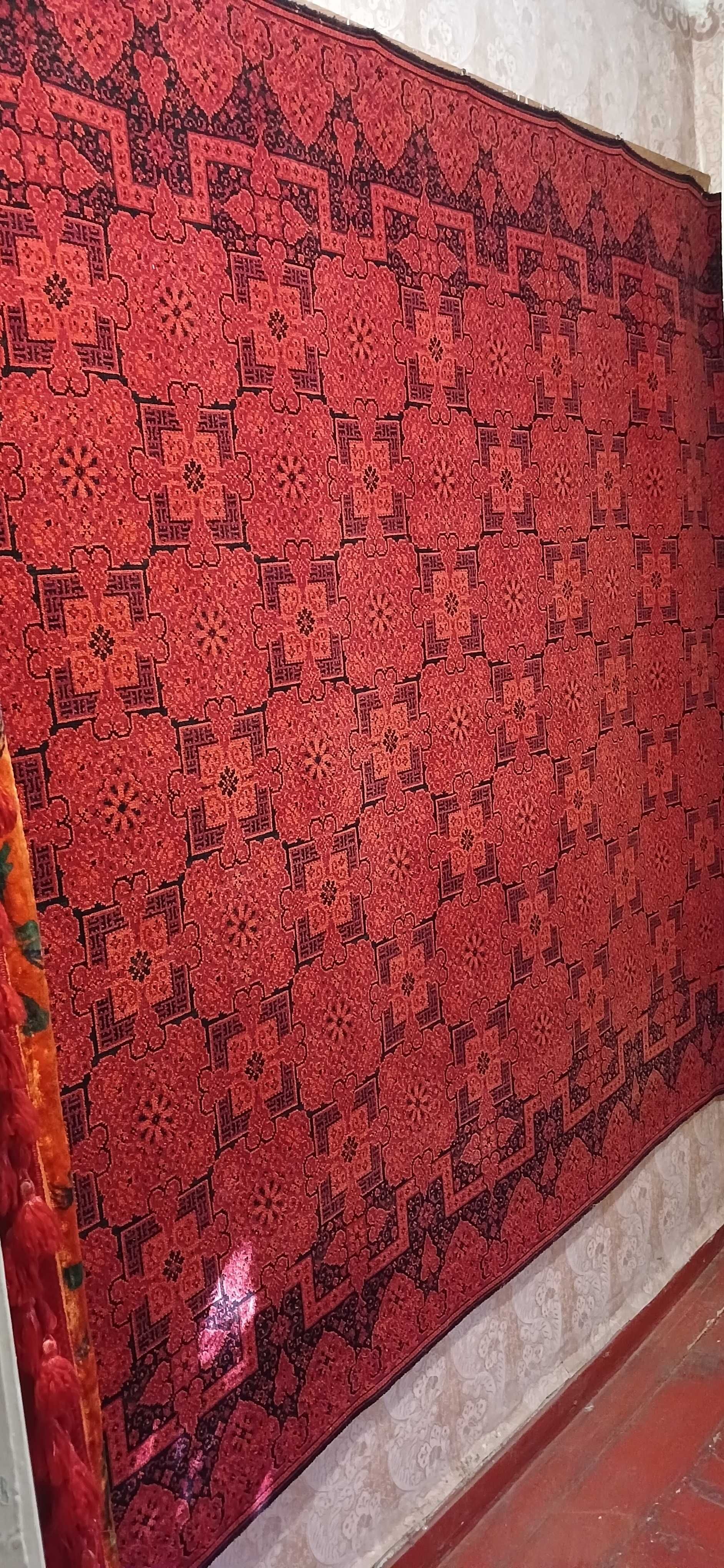 Продам ковер красный, ширина 3,0 м Х высота 2,0м, классный яркий.