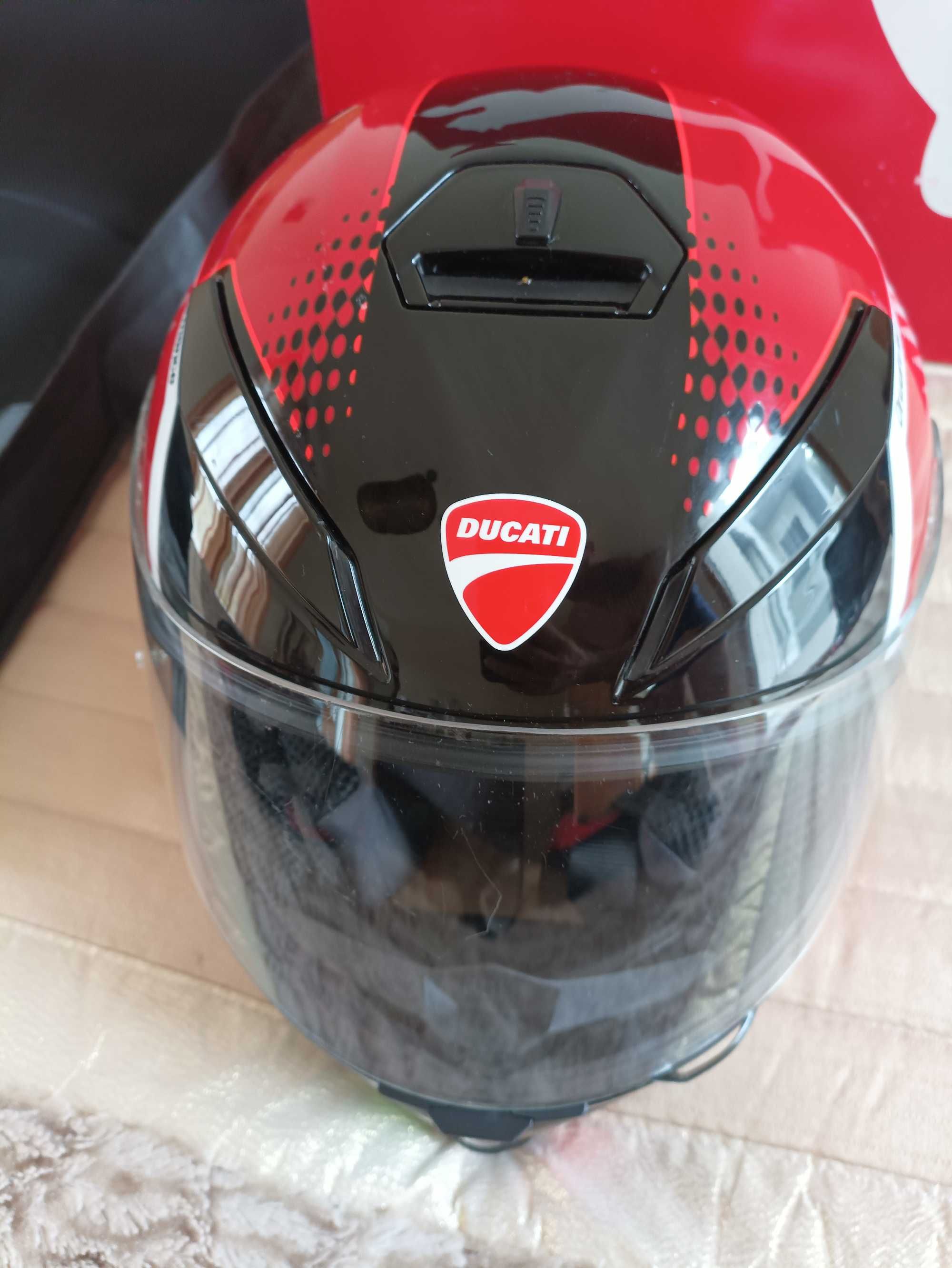 botas e capacete Ducati