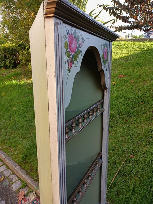 Móvel de canto em madeira com pintura artesanal,
Medidas:168/57/34cm
E