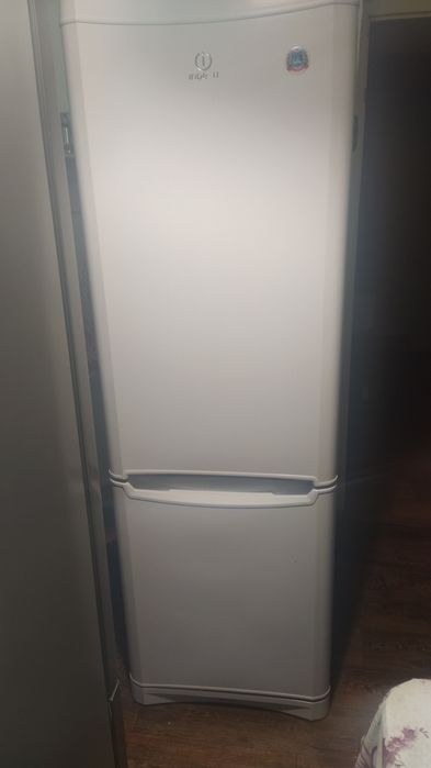 Продам холодильник Indesit