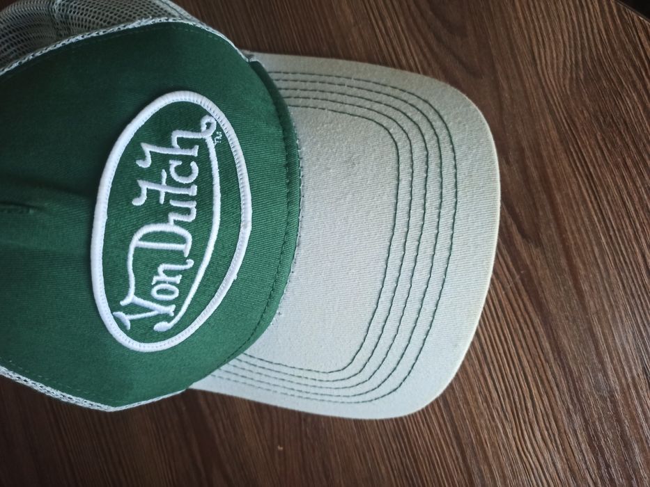 Кепка Von Dutch.