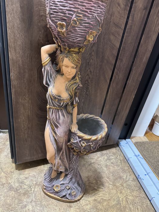 Статуетка,підставка під вазони