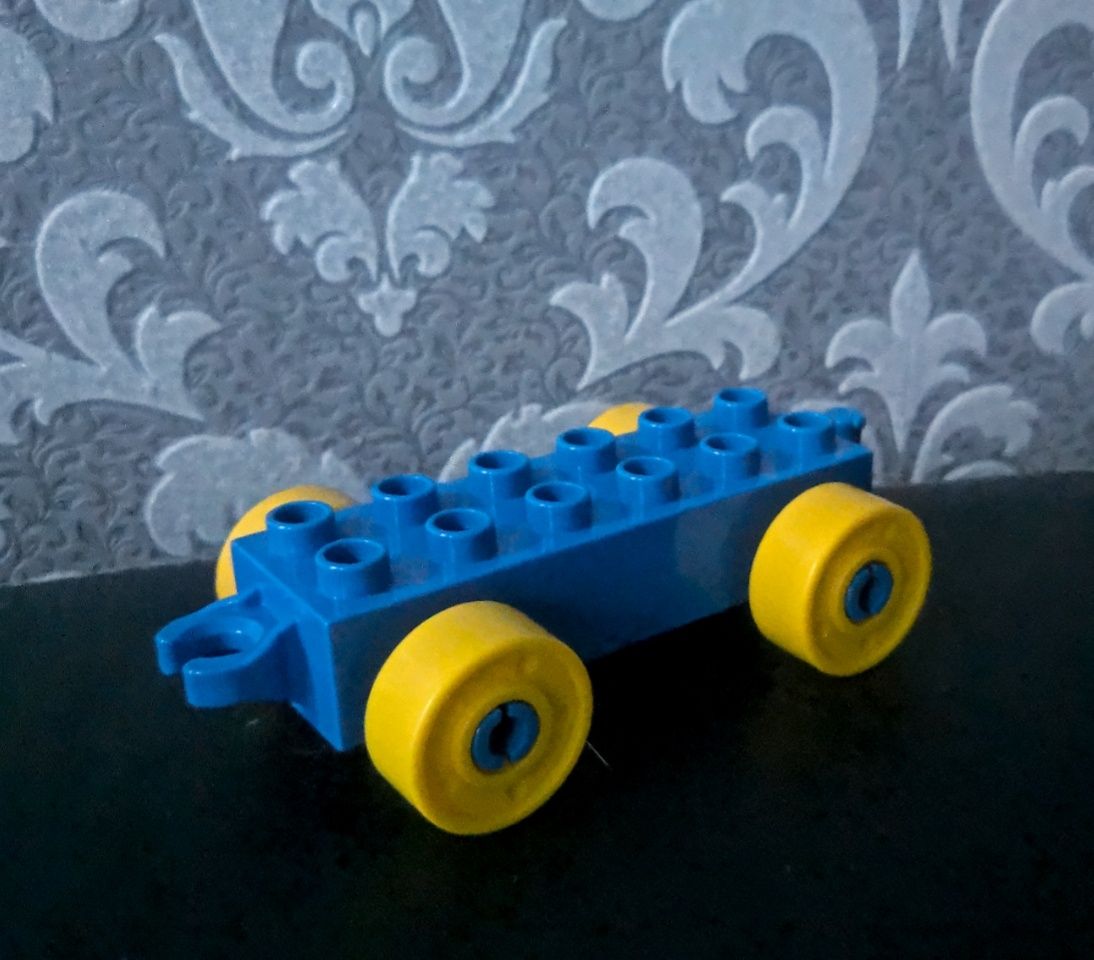 LEGO Duplo podwozie niebieskie auto wagon