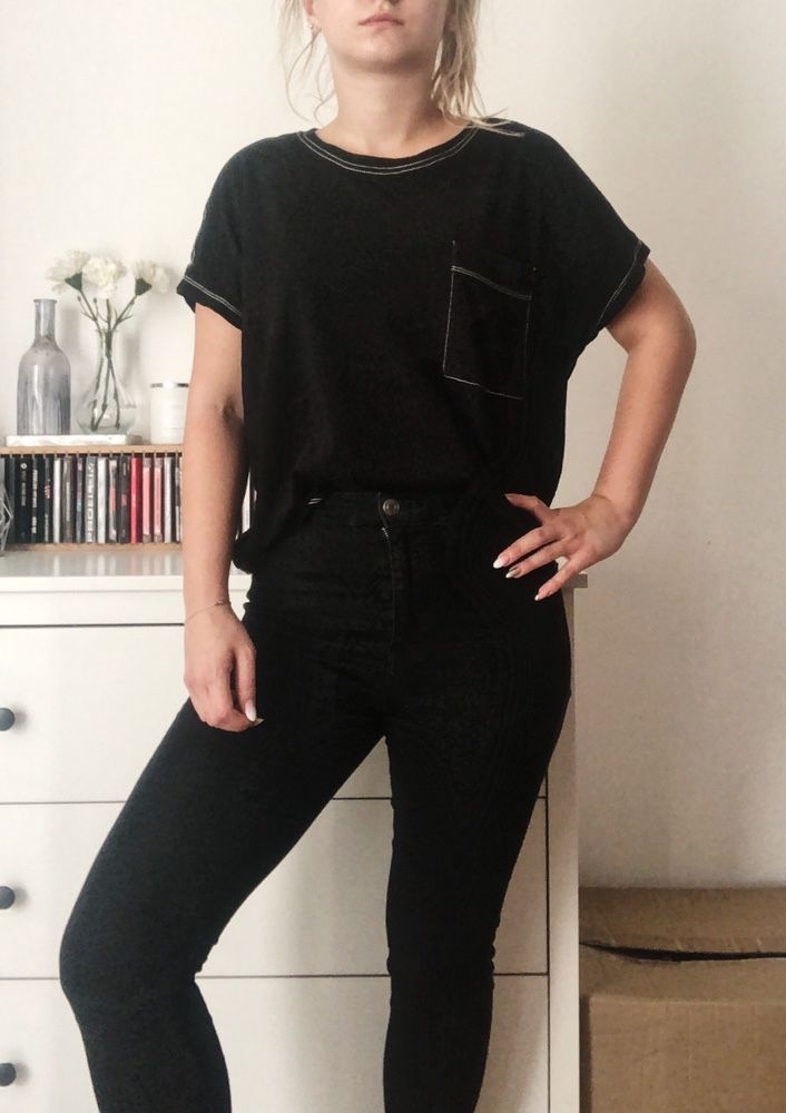 Bershka, czarny t-shirt oversize, białe, kontrastowe szwy, basic, mini