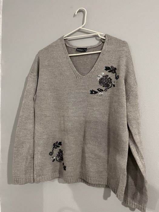 Szaro-beżowy sweterek