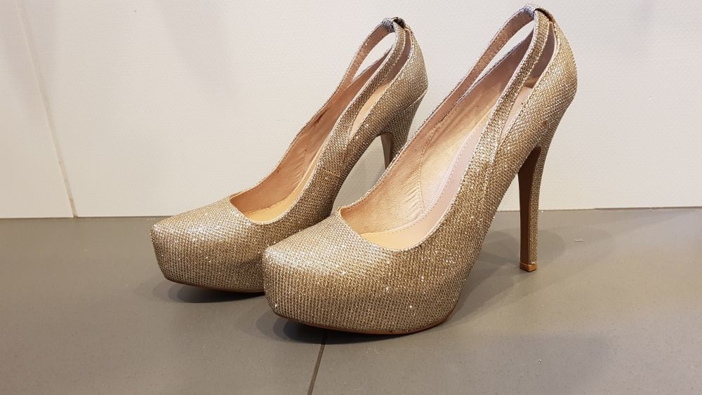 Złote, błyszczące szpilki, czółenka Bershka