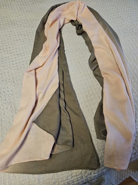 Duży, dwukolorowy szal damski