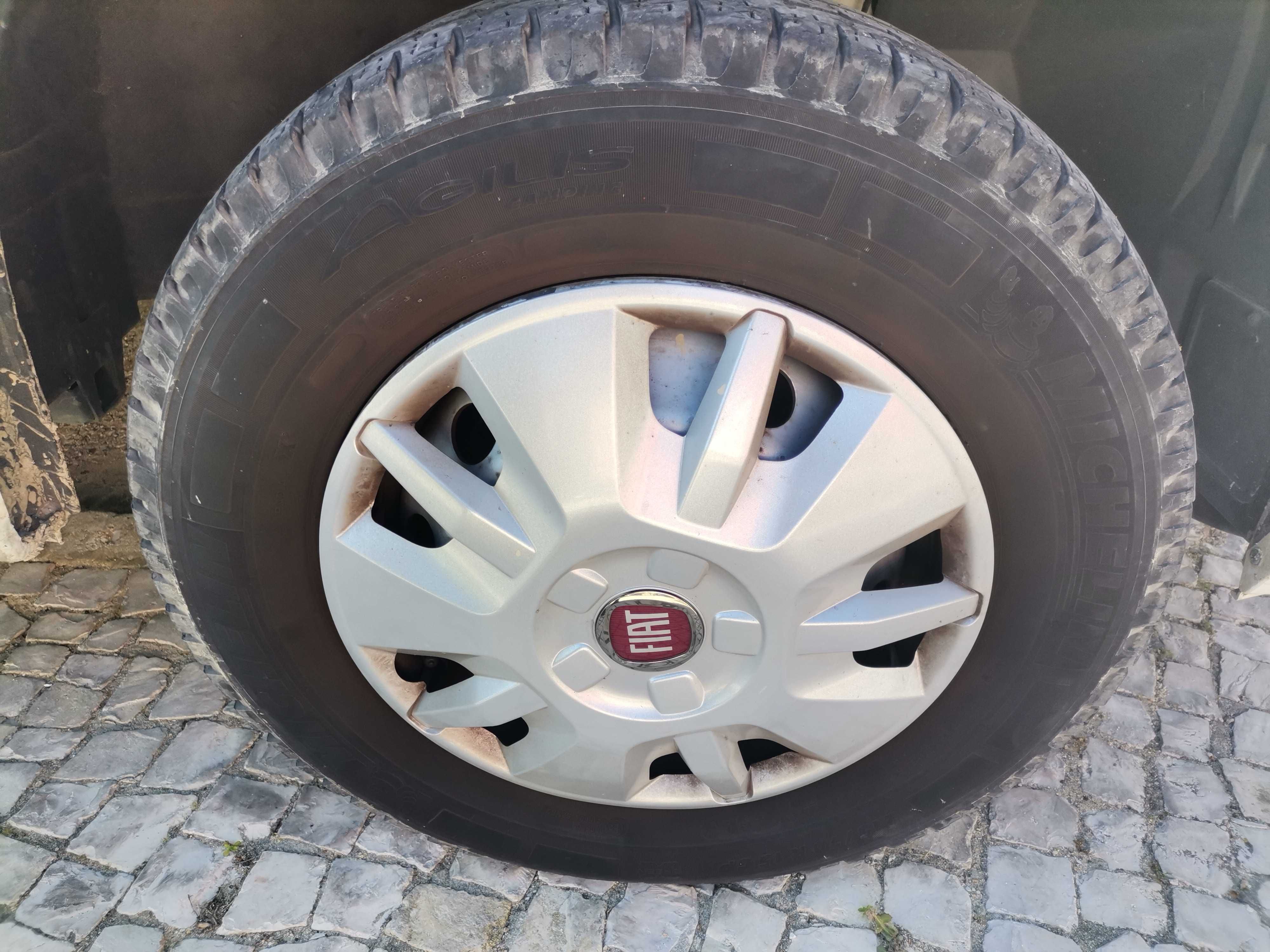 Vendo 4 jantes com pneus 215 70 R15 para autocaravana