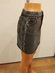 Czarna spódnica XS z wężową wstawką – denim