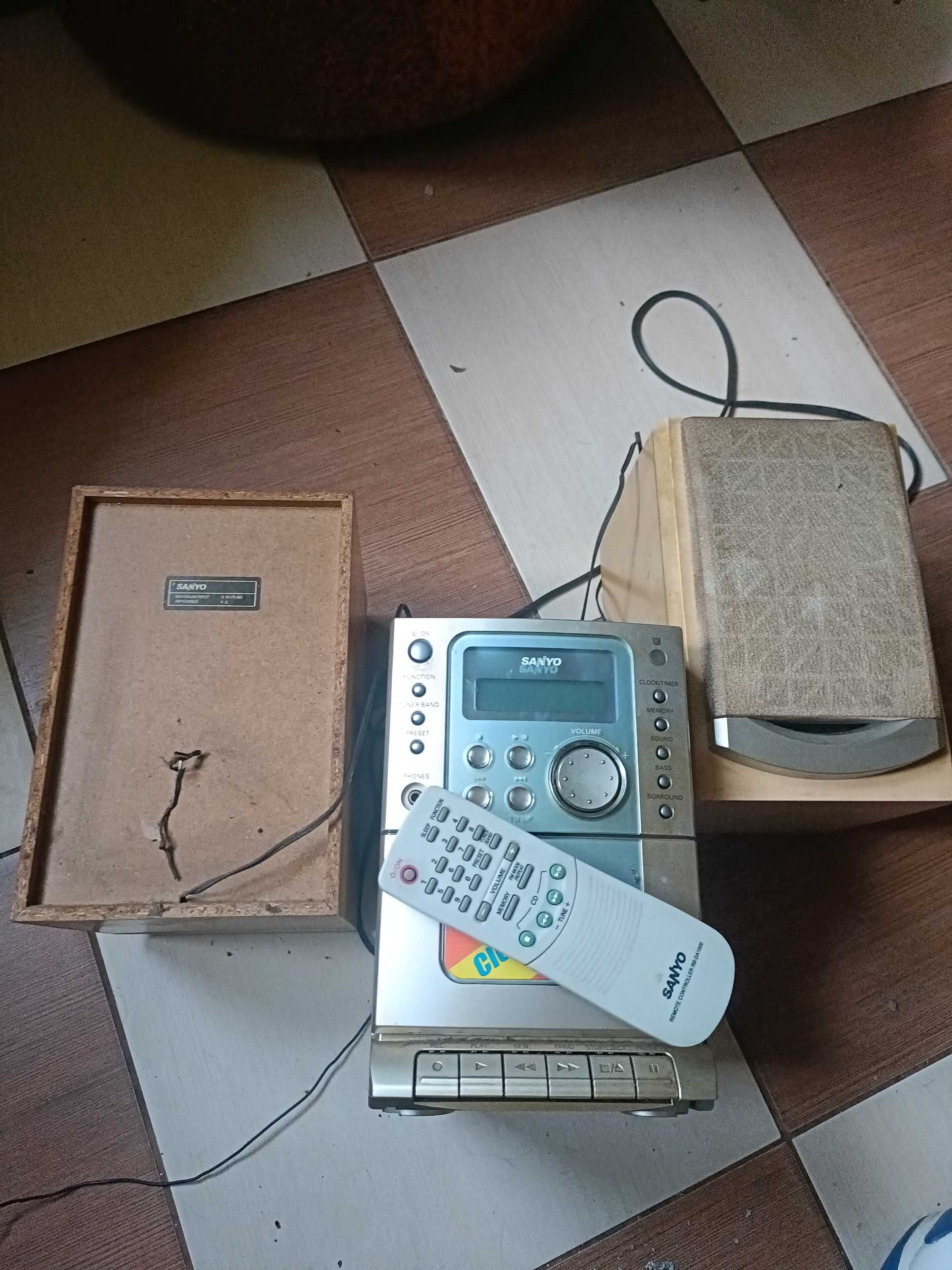 wieża z kolumnami i pilotem sanyo