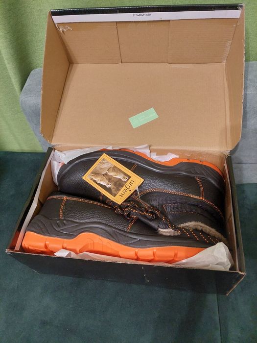 Продам новые рабочии зимнии ботинки на меху 44 размера .