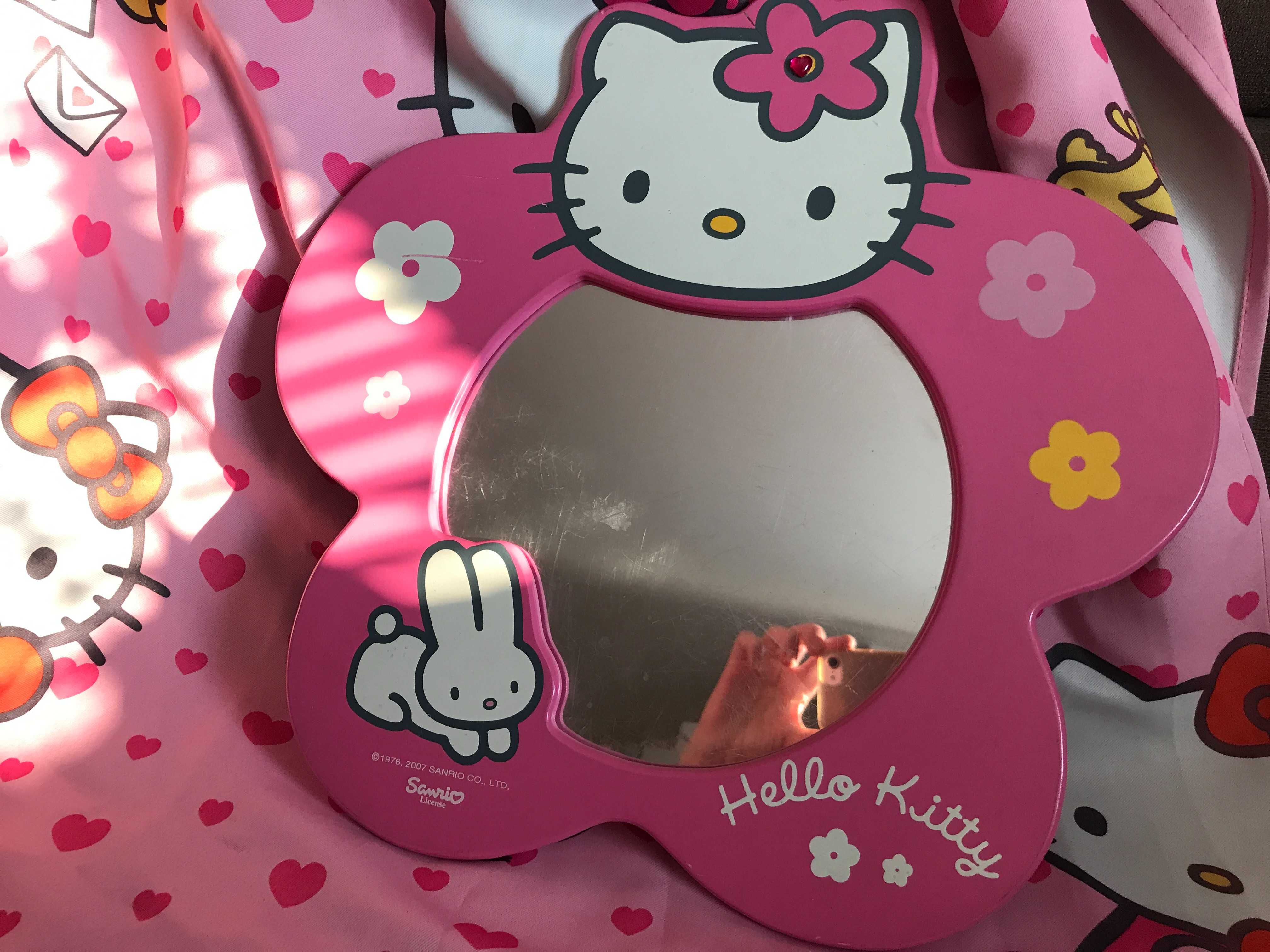 zasłony hello kitty i lustro