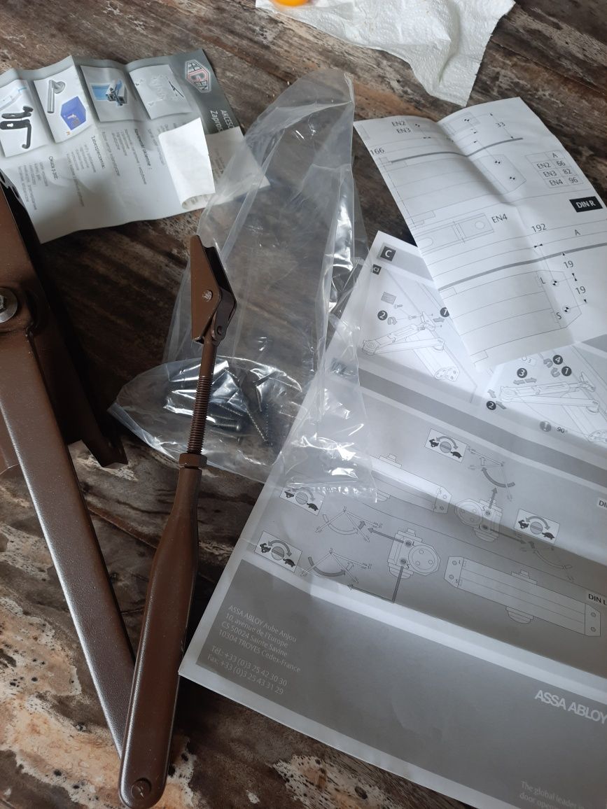 Samozamykacz Assa Abloy brązowy