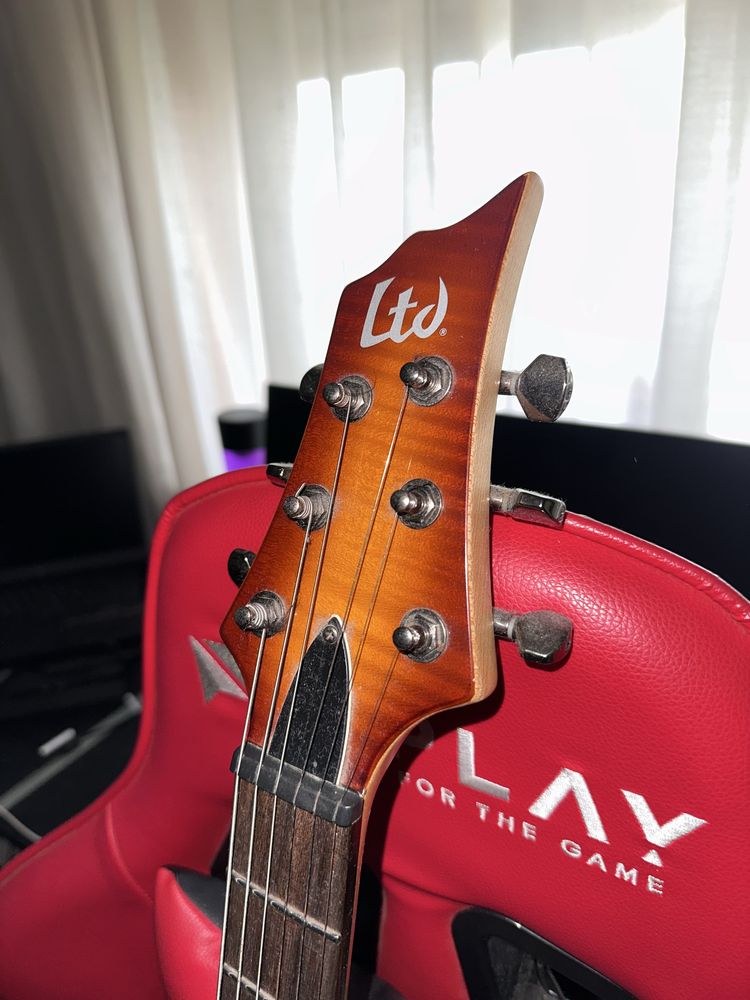 Guitarra ESP LTD NOVA com suporte