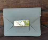 Сумка клатч 
MICHAEL KORS 
Білий клатч шкіра 
22×16×7см 

MICHAEL KORS