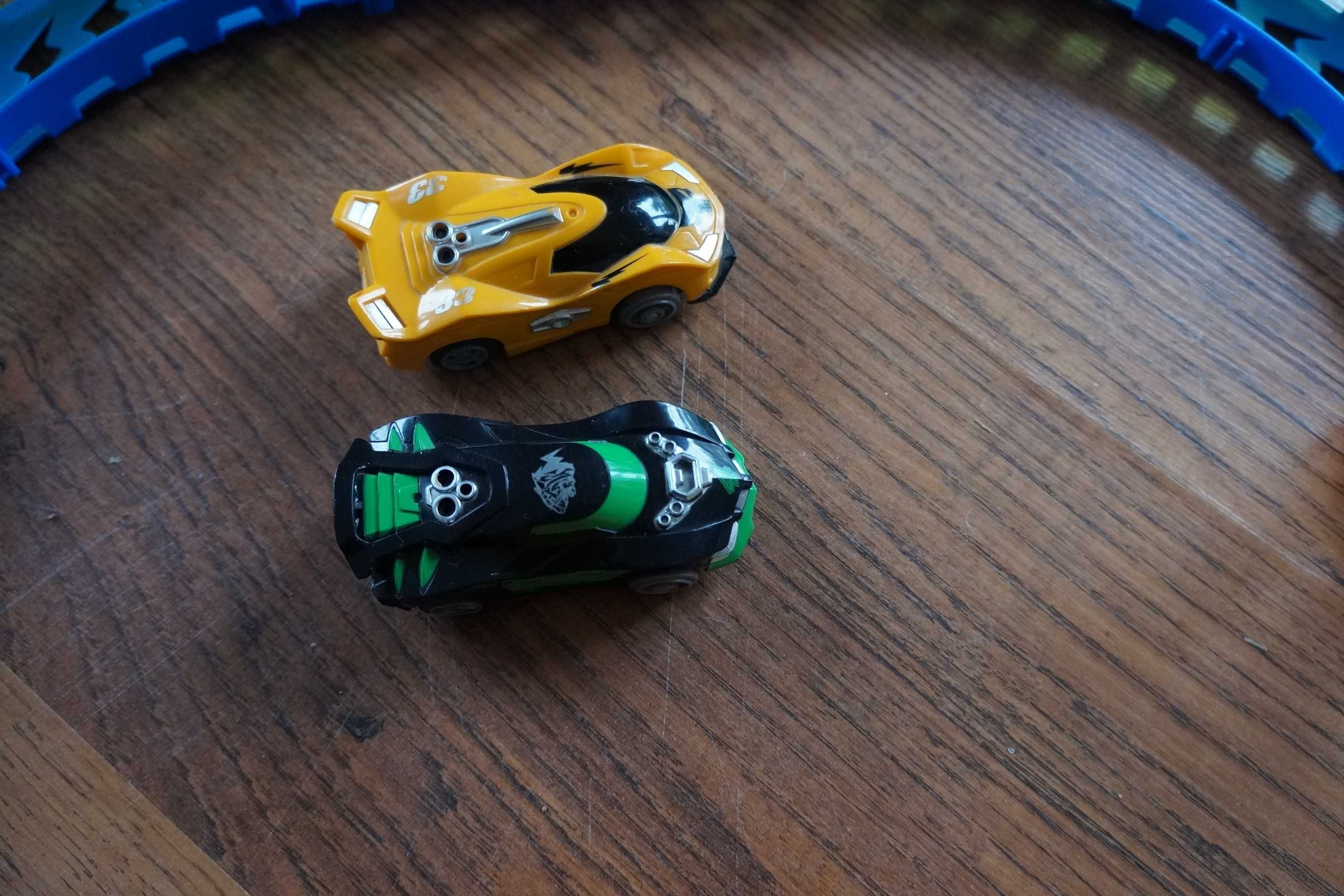 Tor wyścigowy - dwa samochodziki zestaw