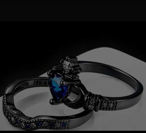 Czarny pierścionek z niebieskim serduszkiem