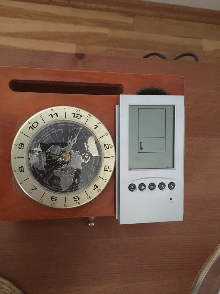 Szafeczka z zegarem i dodatkowym termometrem