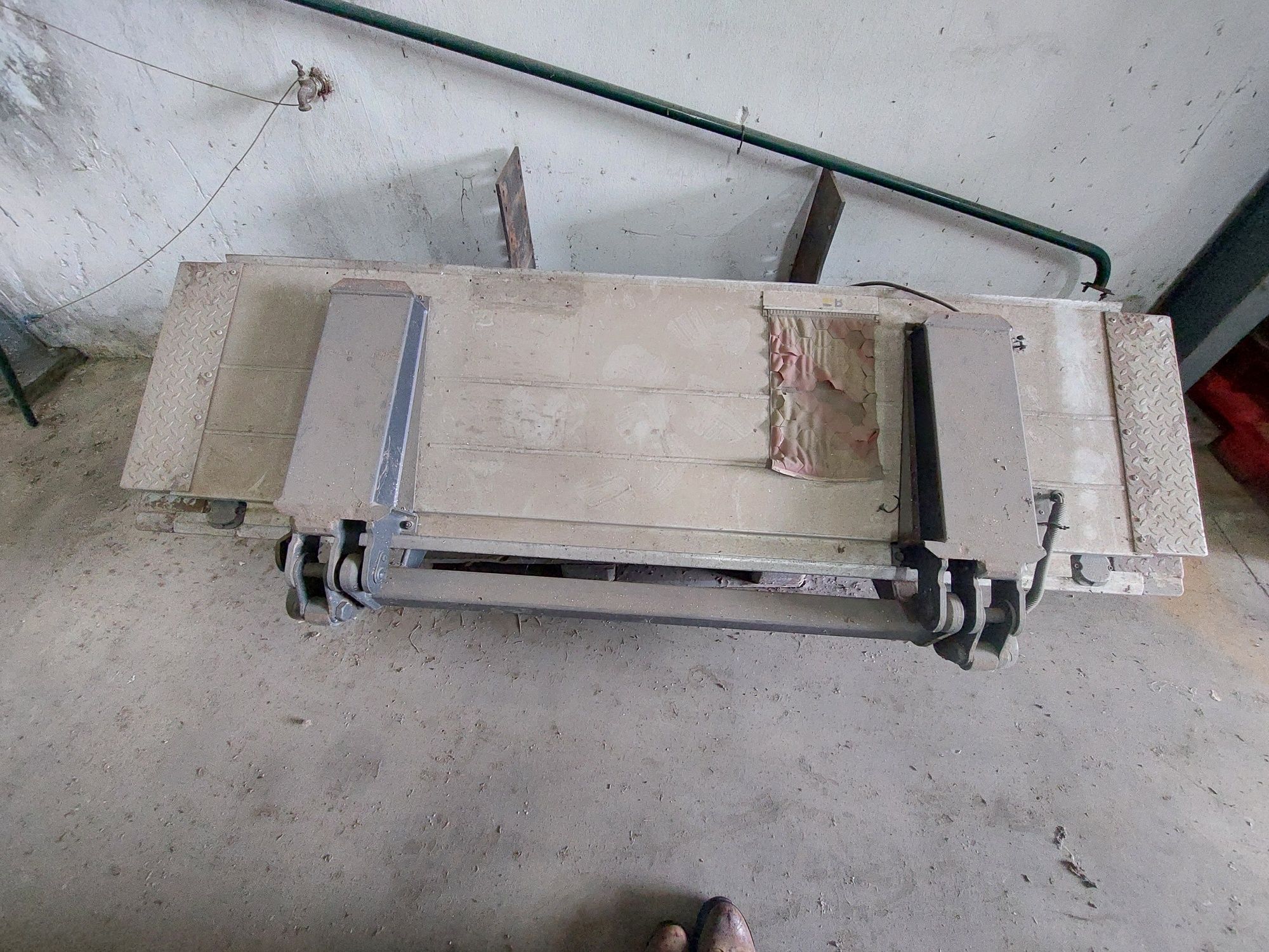 Plataforma basculante 1800 kg  para camião
