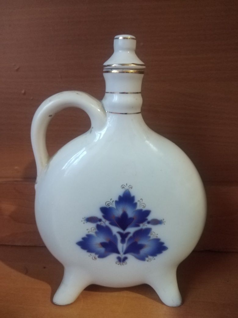 Куманец из тонкого фарфора.