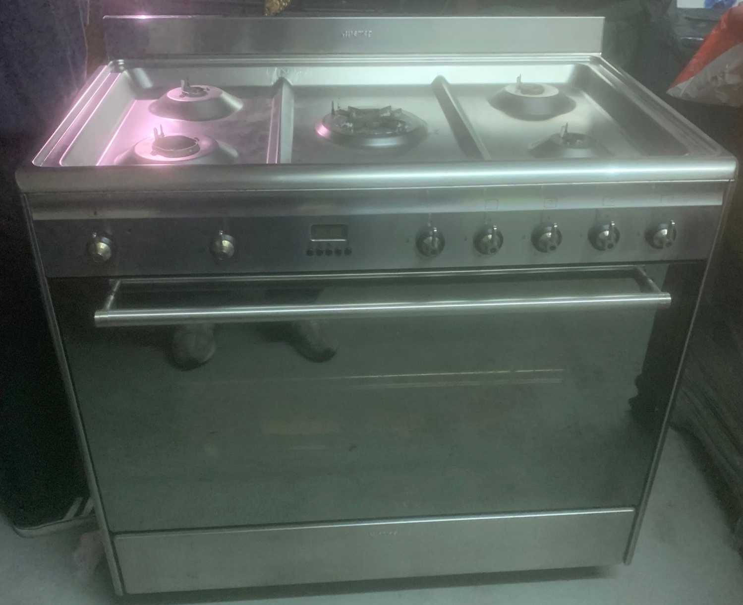 Vendo fogão Smeg semi-industrial, com 5 bocas a gás e forno eléctrico