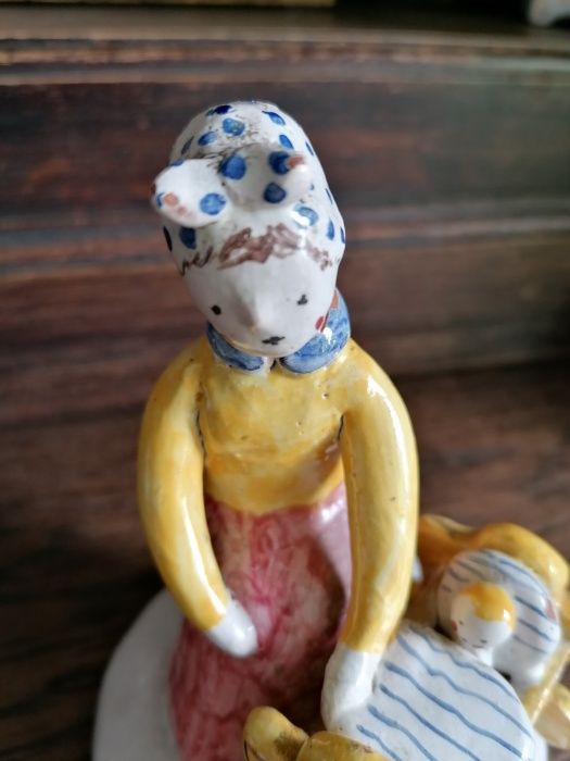 Ceramiczna figurka matka z kołyską