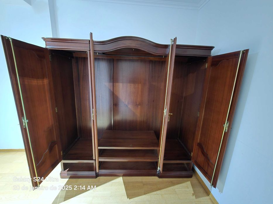 Guarda-fato mogno bem conservado